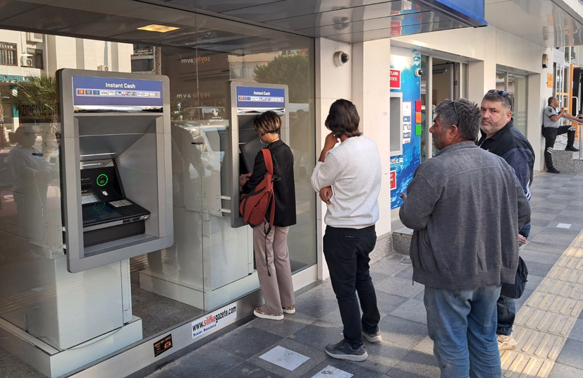 İÇERDE HİZMET VERİLMİYOR, DIŞARDA DA ATM ÇALIŞMIYOR!..